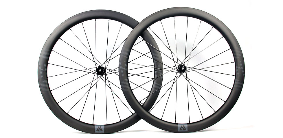 crosswind-handling-medium-deep-carbon-road-wheels
